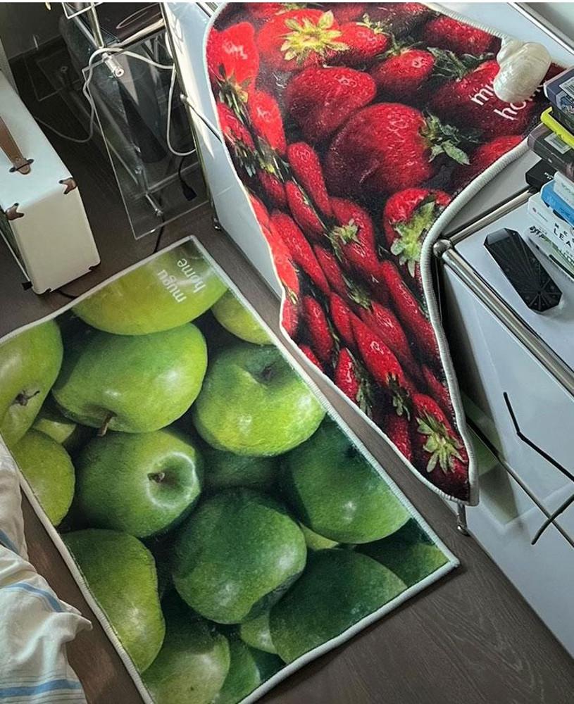 수심 Apple Berry Rug(2 color) 애플 베리 러그 사과 딸기 발매트 카펫