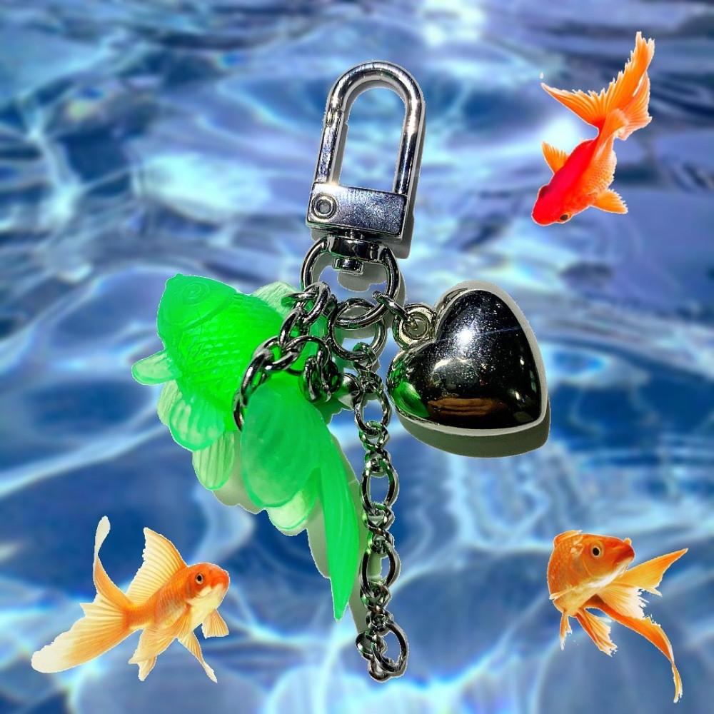 Tied goldfish keychain / 써지컬 키치 금붕어 키링, 에어팟 휴대폰 고리