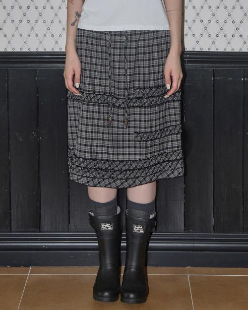 슈슈 프릴 체크 미디 스커트 (BLACK) F25QD967