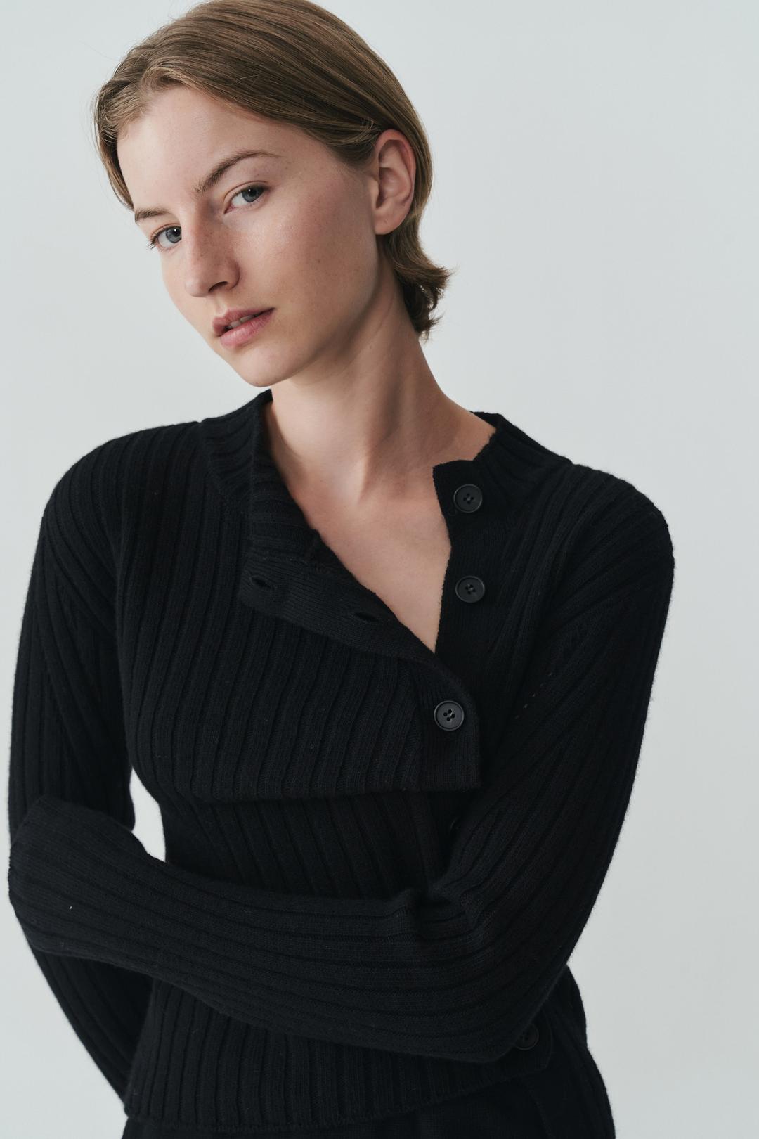 메리노울 리브드 셔링 버튼 가디건 블랙