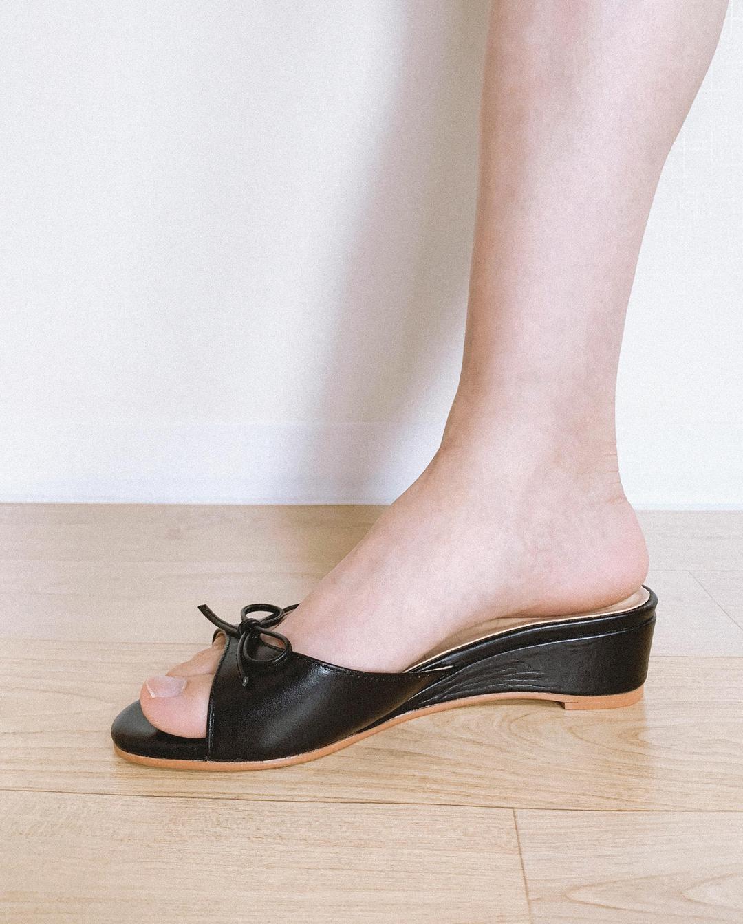 Ribbon mules (black)
