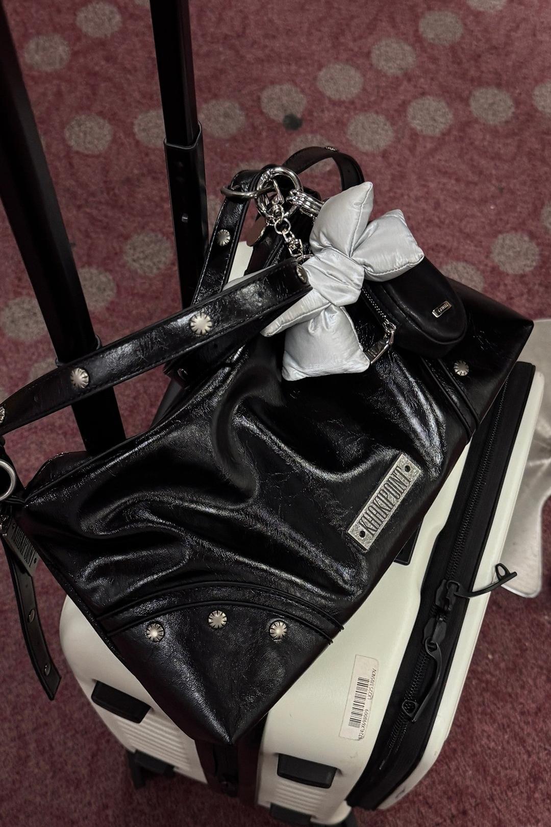 Stud Shoulder Bag (black)