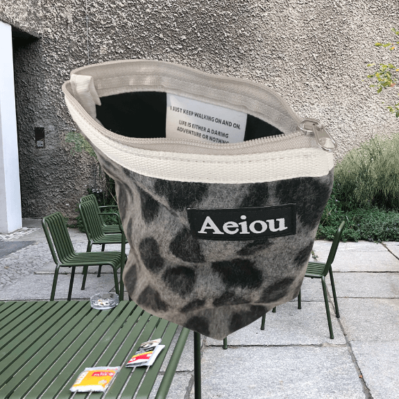 Aeiou Basic Pouch (M size)Leopard Gray