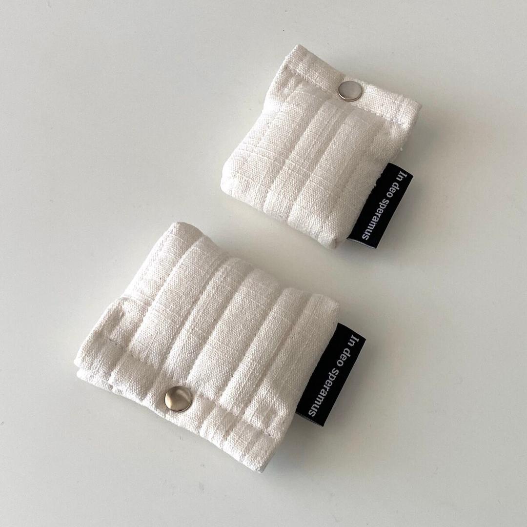 패딩 화이트 에어팟 케이스 (Padded white airpods case)