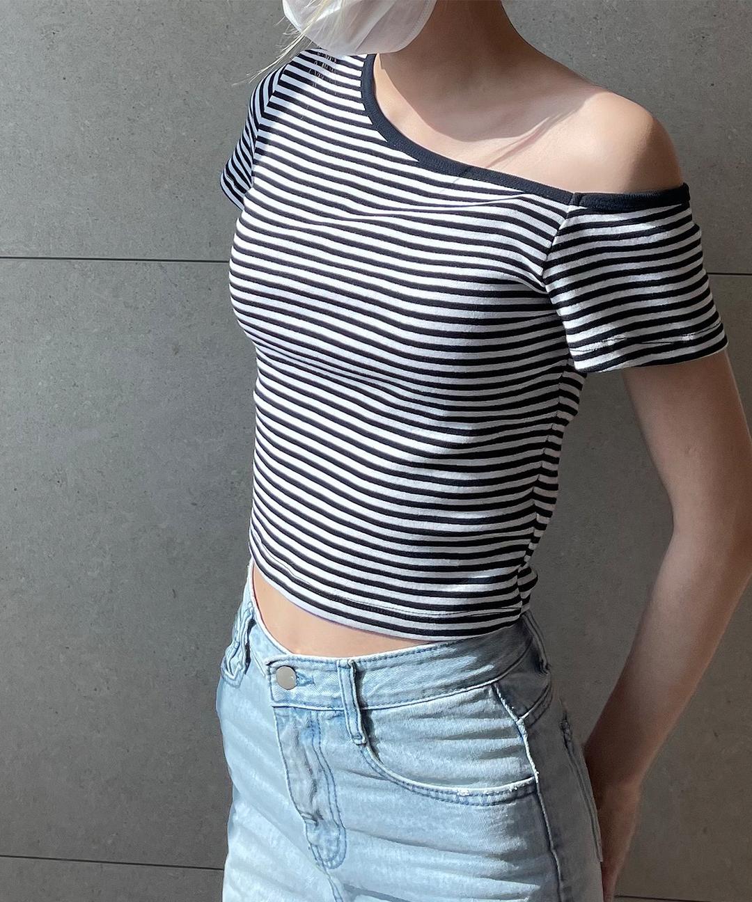 하프 오프숄더 반팔티