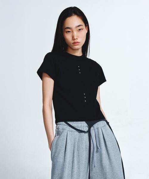 METAL DETAIL T-SHIRT IN BLACK
