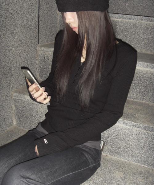 언이븐 골지 슬림 버튼 롱슬리브 블랙