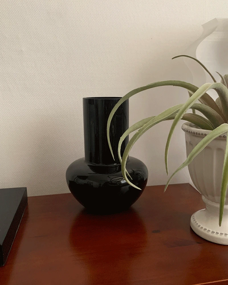 Miu black vase