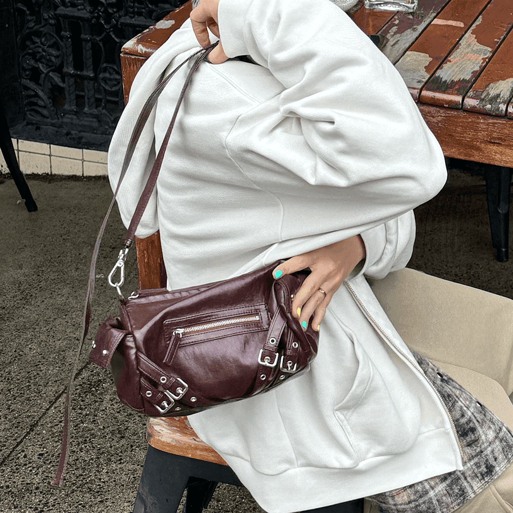 STUD POCKET BAG IN BURGUNDY
