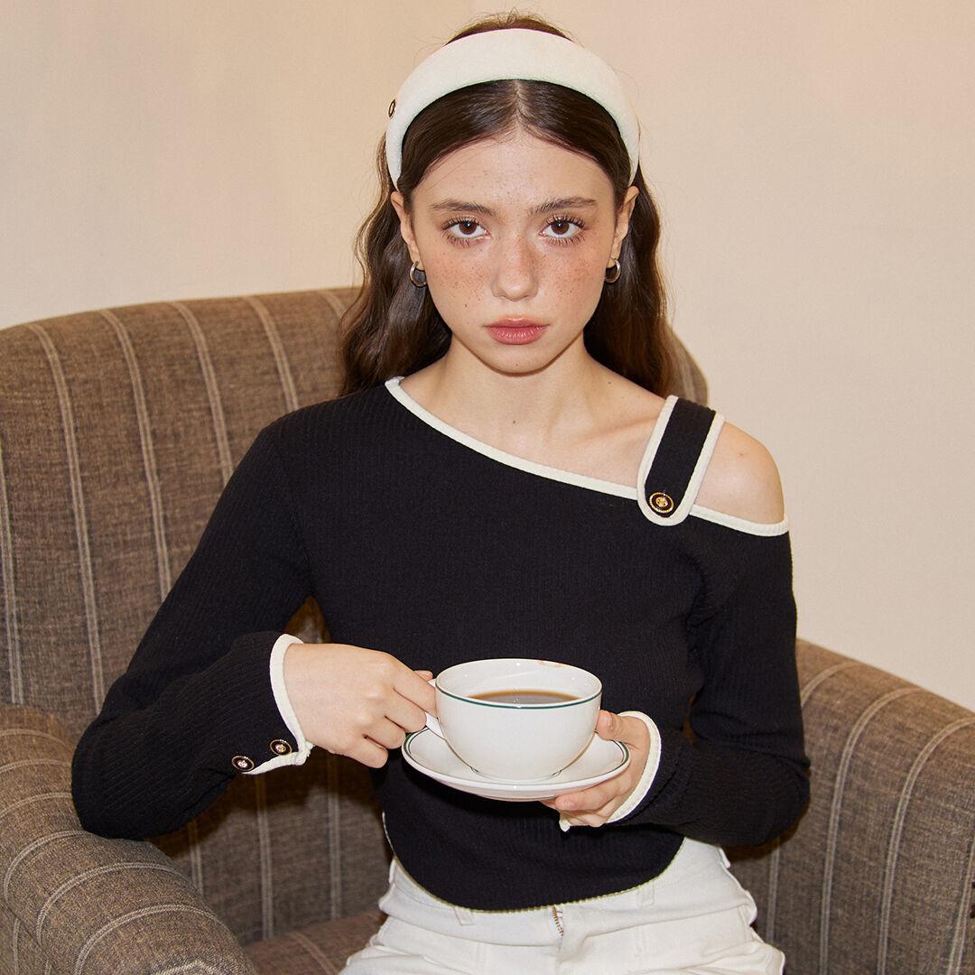 Strap Off Shoulder T_ Black