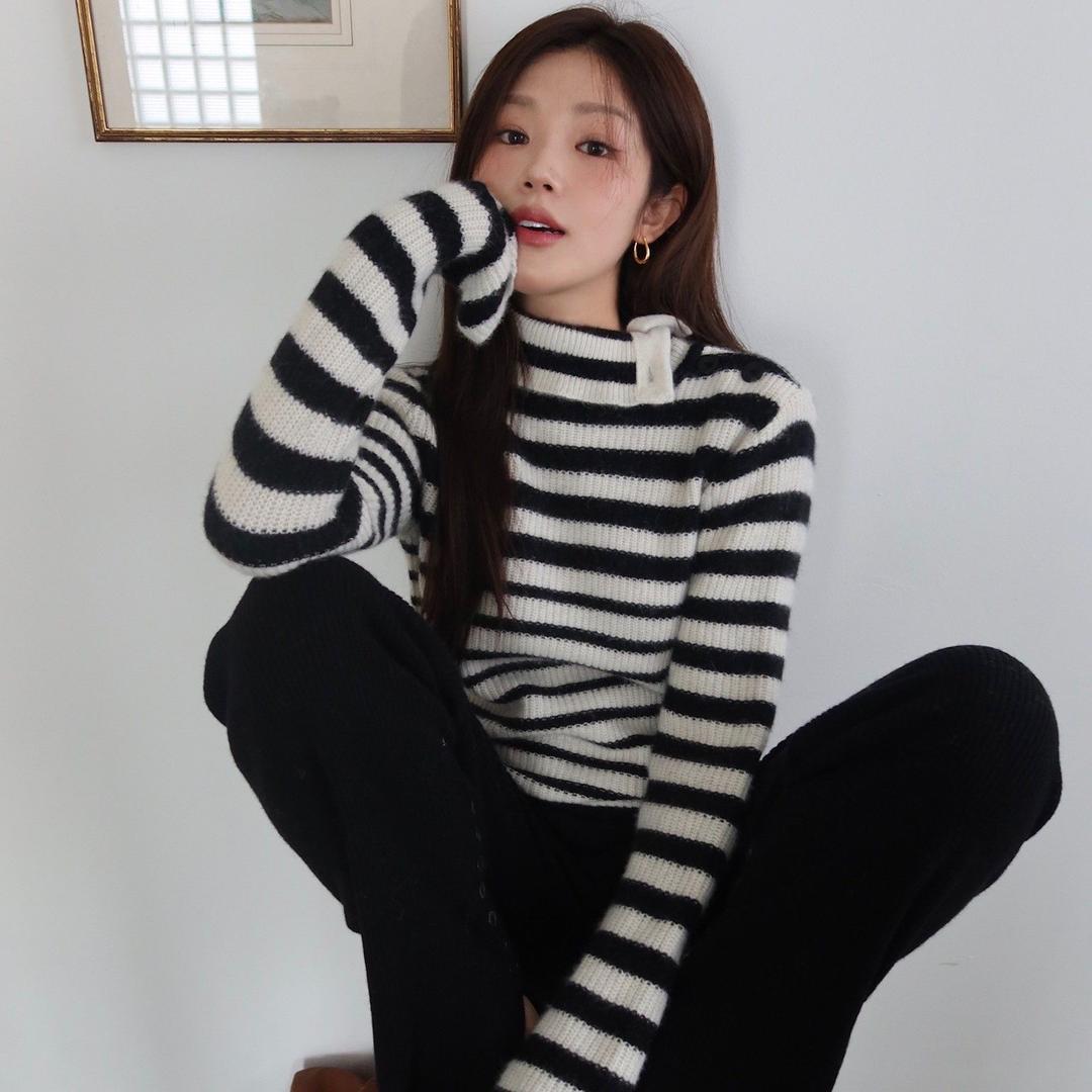 [29CM단독_플로루윤 착용] [2차 리오더] Molly High-neck Fox Knit (Black Stripe)