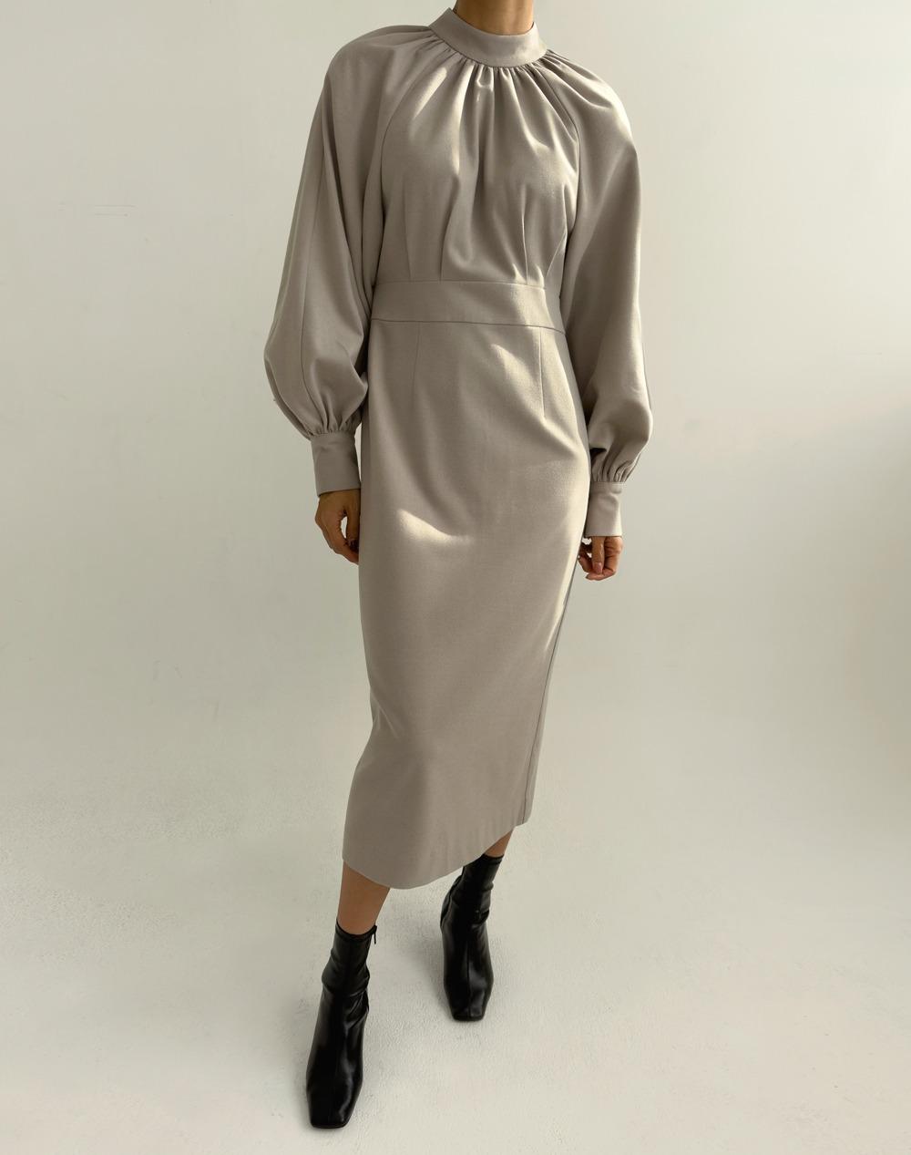 MOMET 에터 모크넥 셔링 원피스(베이지)