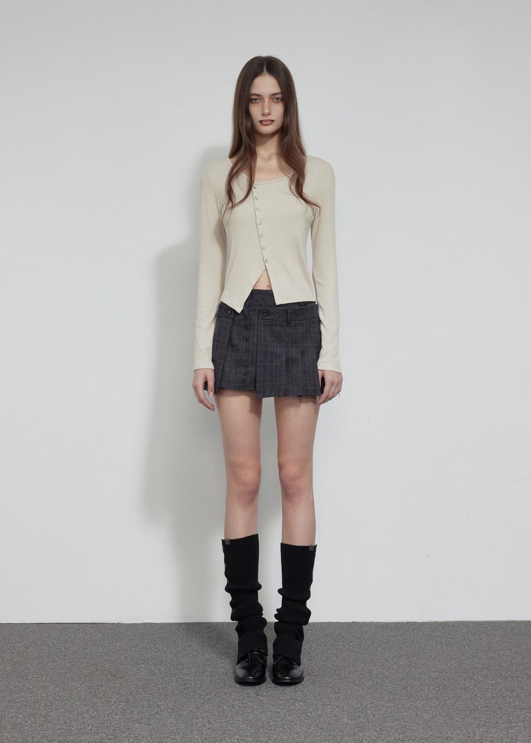 UNBALANCED BUTTON T, BEIGE