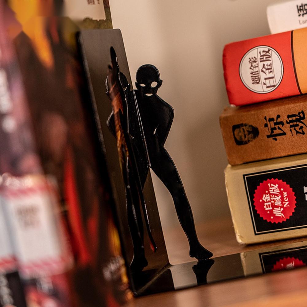 명탐정코난 범인 책상 책꽂이