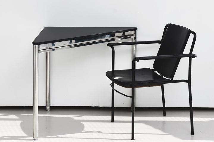 미드센추리 모던 스틸 프레임 삼각 미니 데스크 30/404