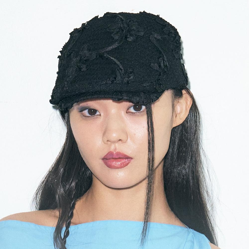 CORSAGE FLAT CAP IN BLACK