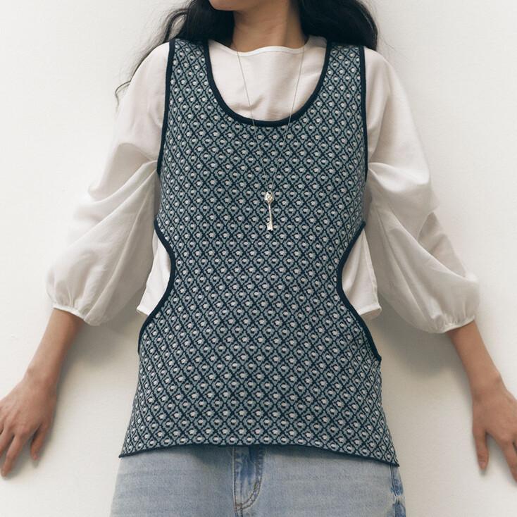JACQUARD CUT OUT KNIT VEST [BLUE]
