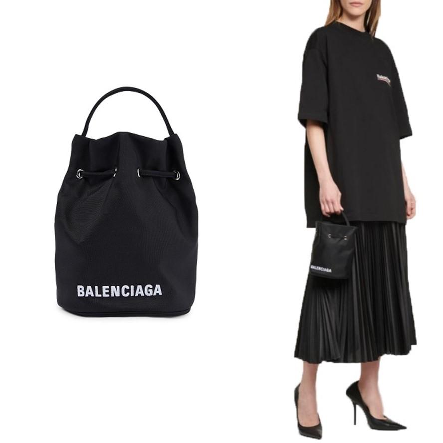 발렌시아가 휠 드로스트링 스몰 버킷백 6223785900