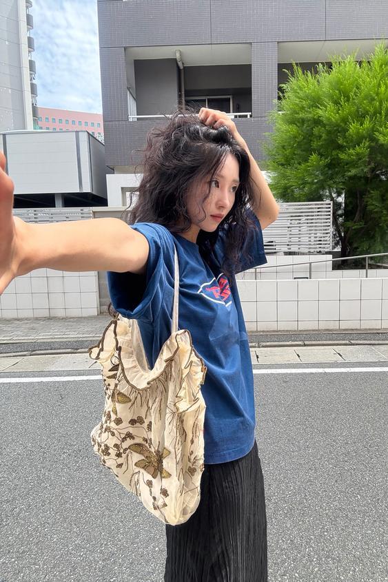 자수 디테일 토트백