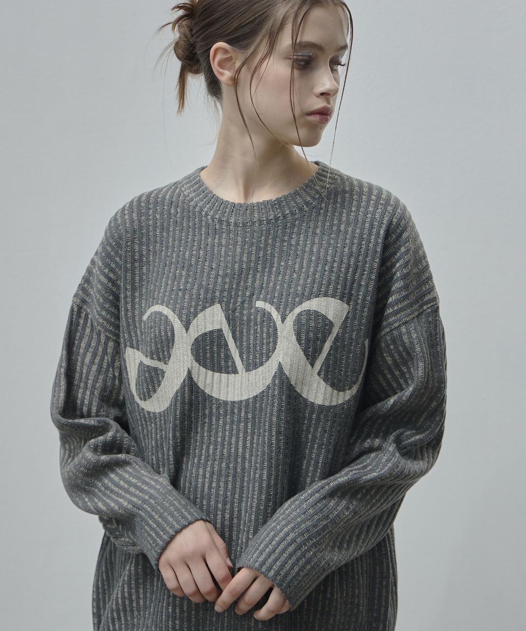 프린트 롤링 E 로고 니트 (차콜)