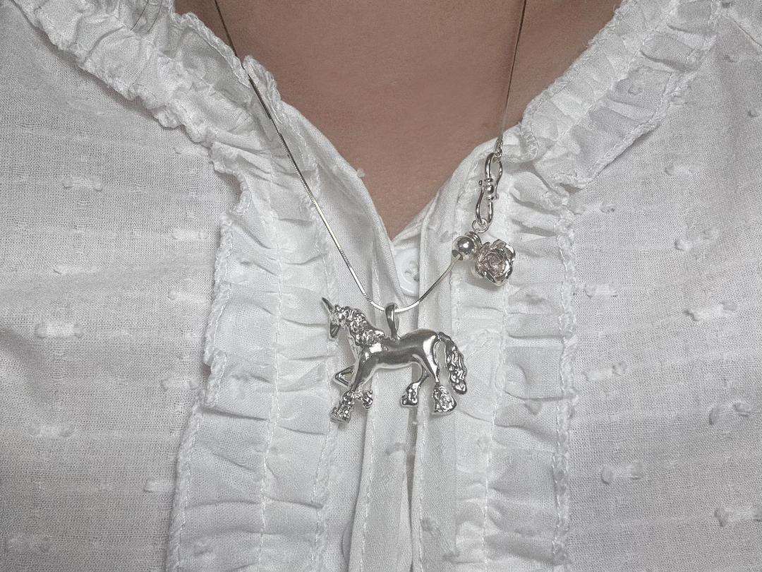 Horn of the rose necklace