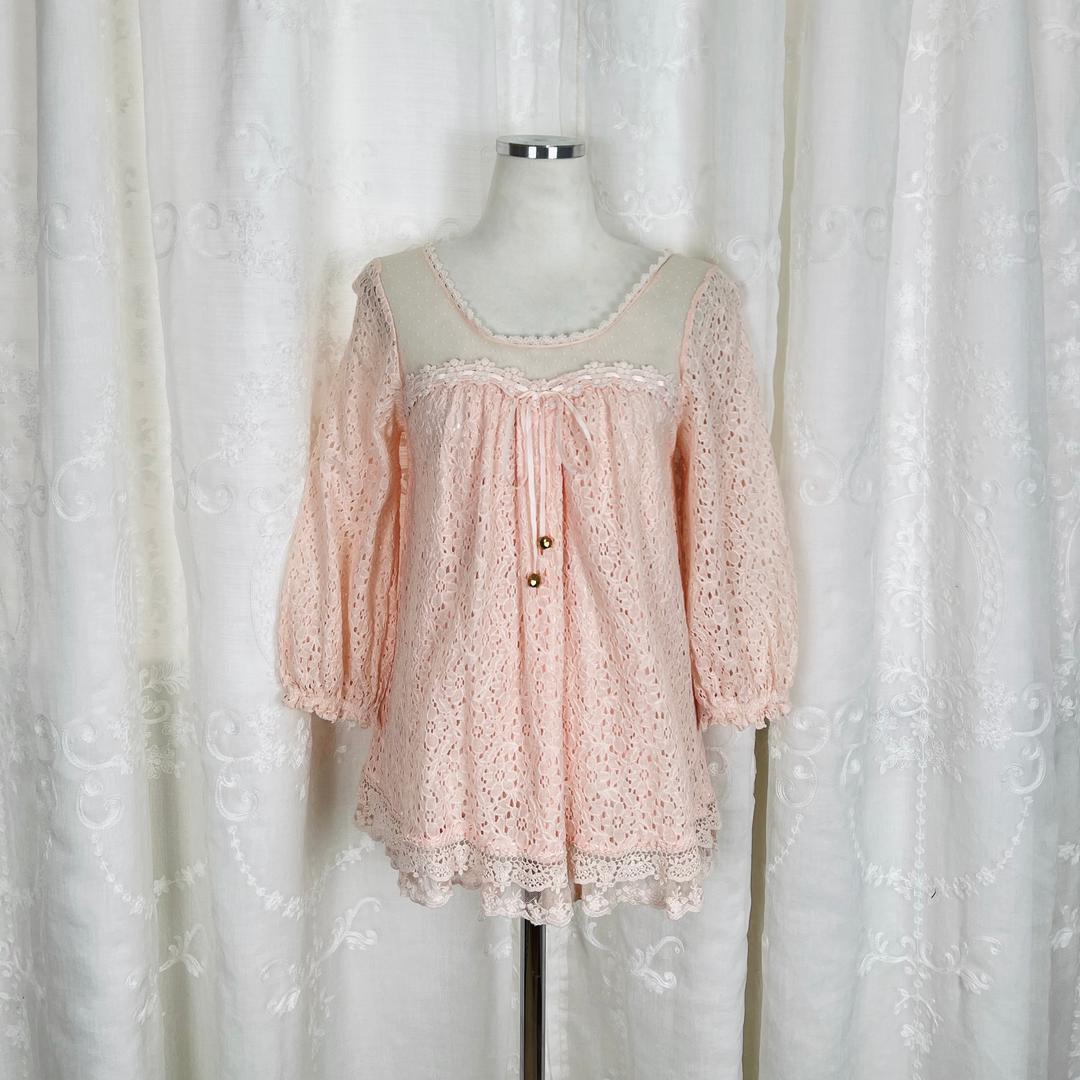 [중고] 1704 리즈리사 연핑크 시스루 뒷트임 펀칭 레이스블라우스