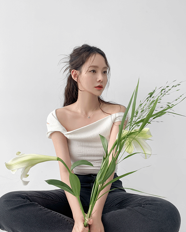 트위스트 오프숄더 티 (t)