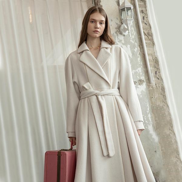 [까이에] 드롭 숄더 플레어 코트