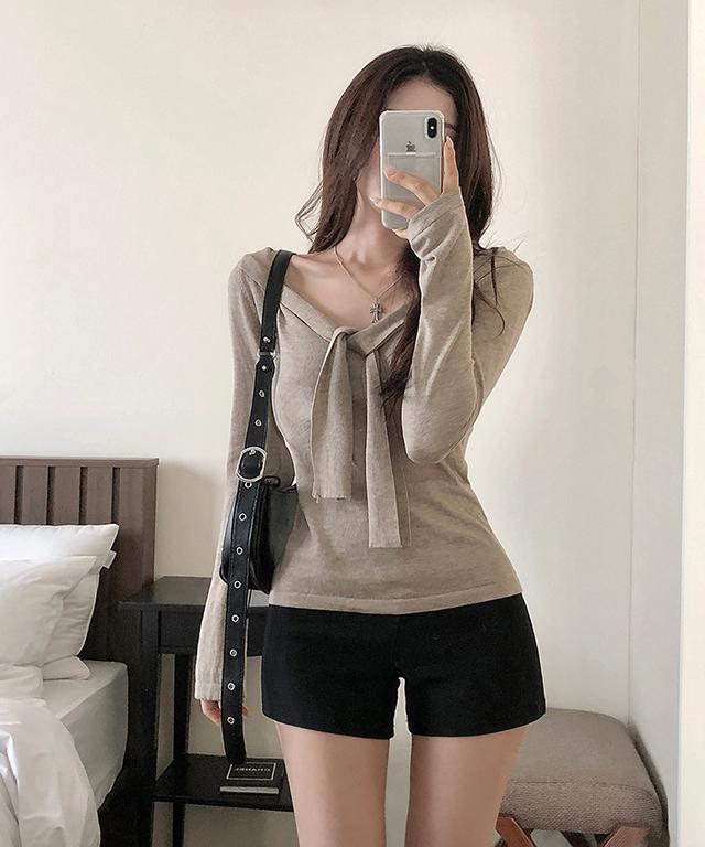 클래식블랑 [소매여유🤎오프숄더] 레코드 브이넥 오프숄더 머플러 타이 가을 나팔소매 긴팔 니트 / 데이트룩 소개팅룩 연말룩 클래식블랑