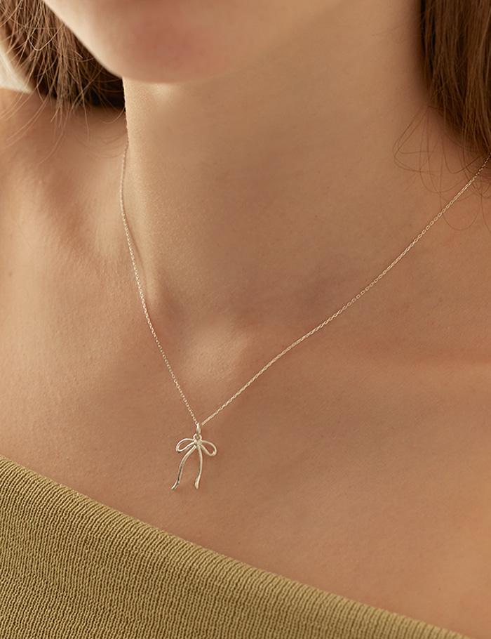 Line ribbon necklace