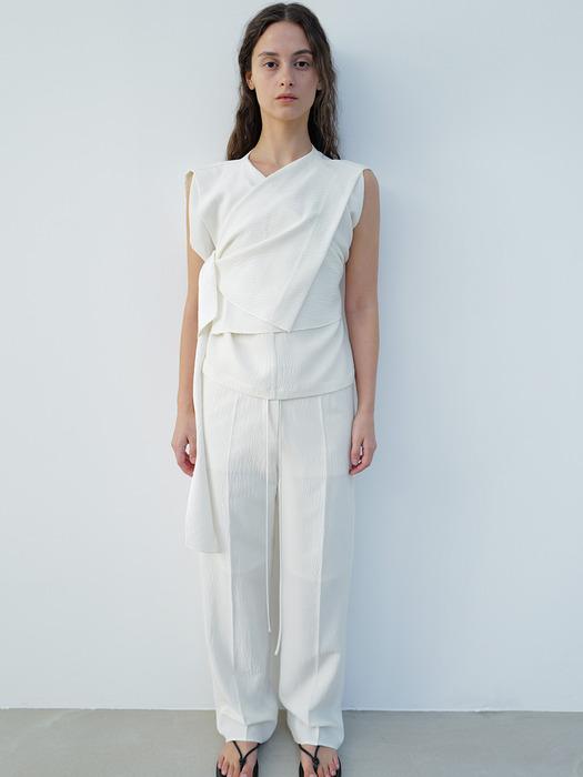 CRINKLED SLEEVELESS FLUID BLOUSE [IVORY]