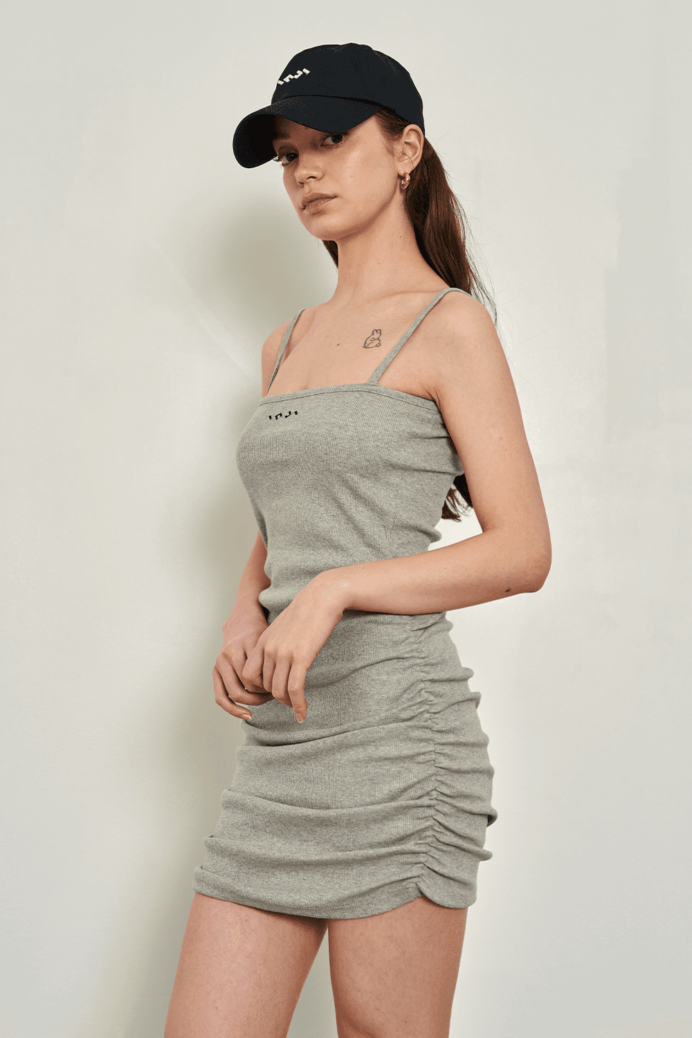 리브드 셔링 드레스 그레이