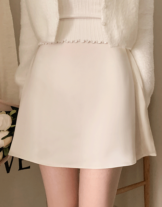 프롬데이원 글로우 새틴 미니스커트(하이웨이스트/A라인/여리핏/뒷밴딩/히든밴딩/데일리룩/데이트룩/여친룩)