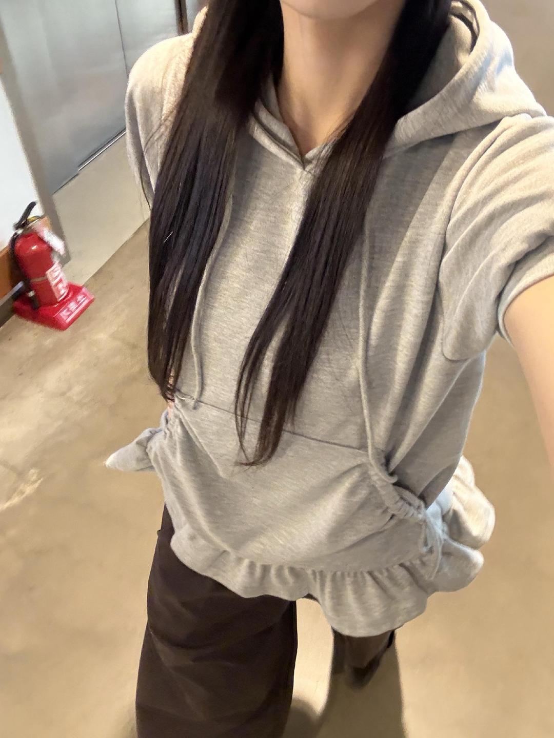 페어린 🐰러블리힙🐰[MD PICK!/꼭소장💖] 바비 스트랩 셔링 프릴 반팔 후드티