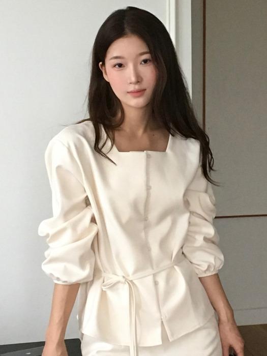 모니카 스퀘어넥 스트랩 블라우스 크림 J1809