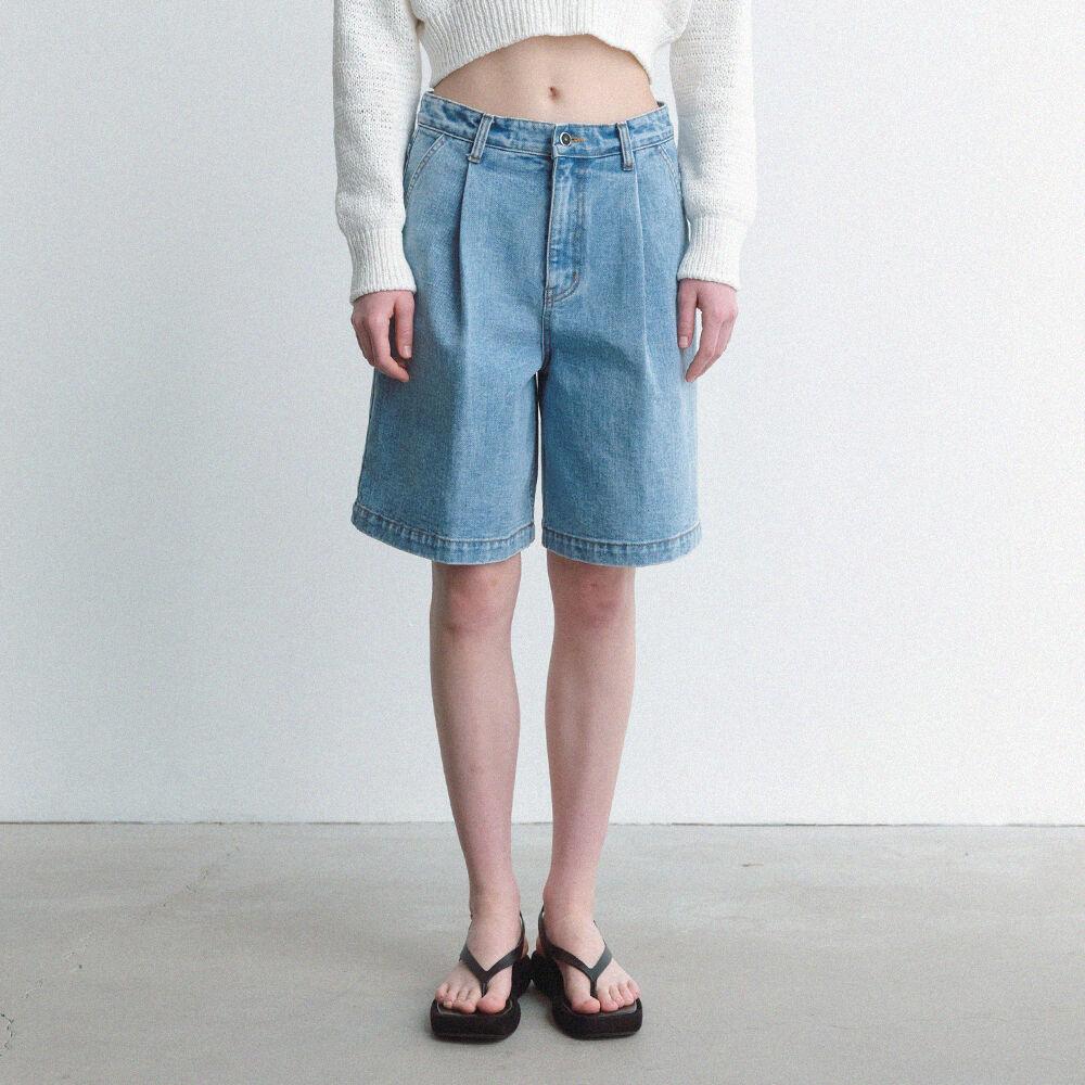 light blue denim shorts (blue)