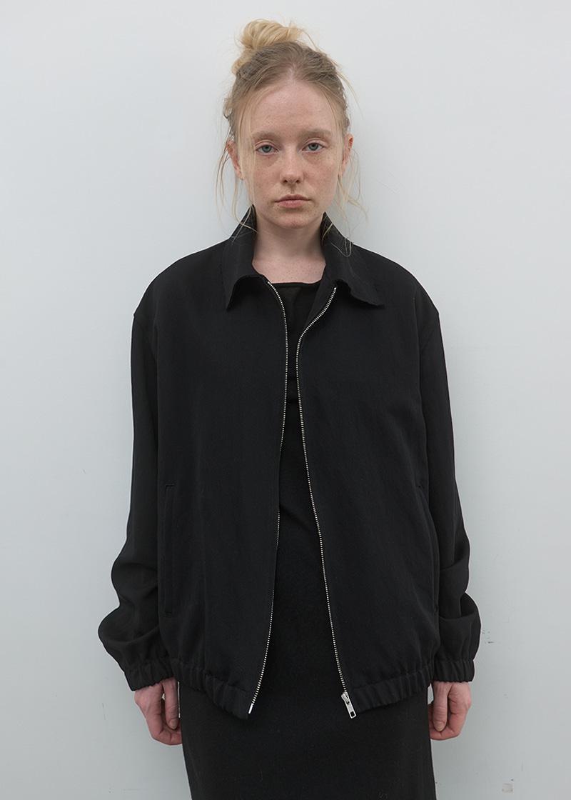 MINIMAL BLOUSON JACKET IN BLACK