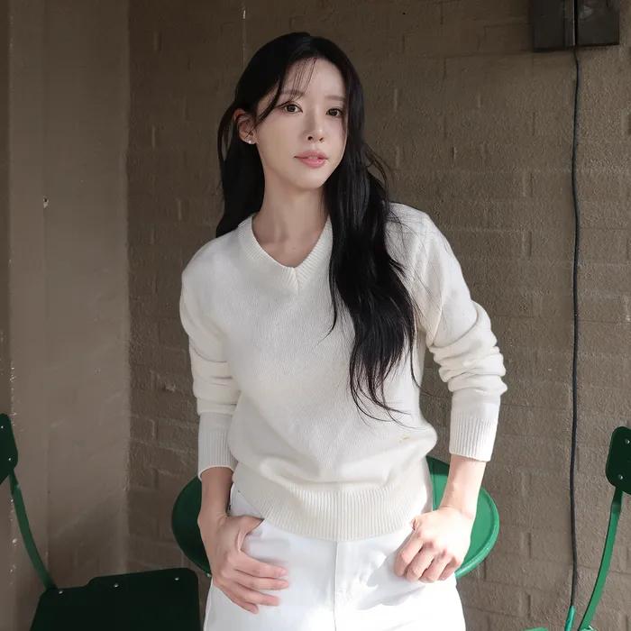 [위하영PICK] Lambswool V-Neck Knit Ivory AT5SWF032IV
