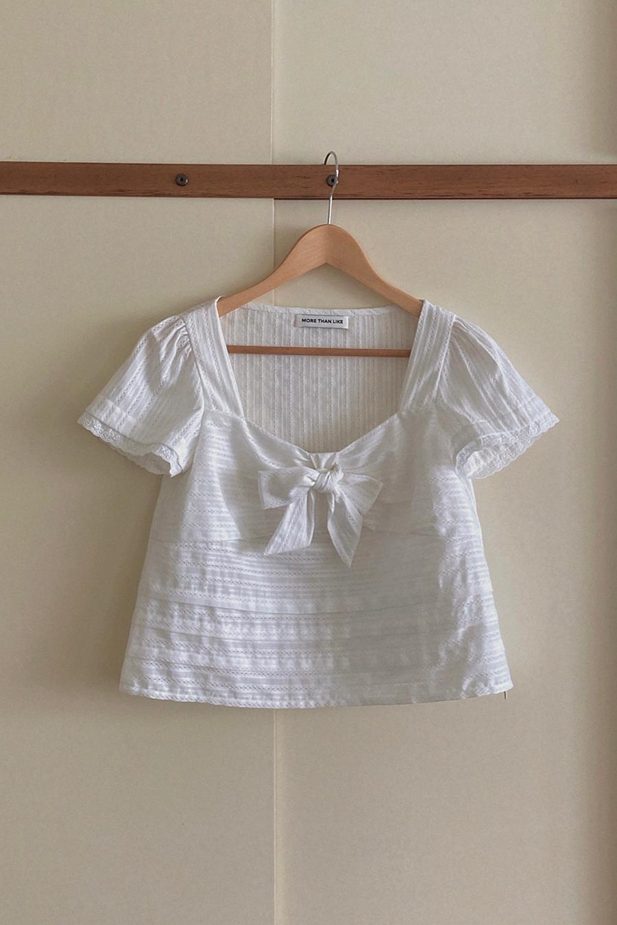 [공식 홈페이지 단독 / 6월 5일 순차적 출고]RIBBON LACE SHIRRING BLOUSE - IVORY