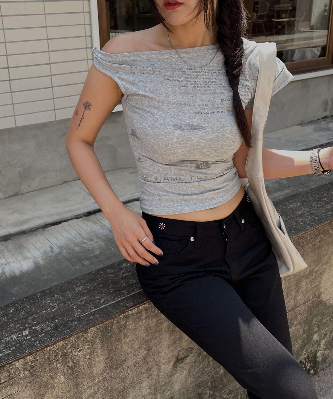 에이제로핏 [주문대박/핏보장] 쇼트 원 오프숄더 레터링 언발 꼬임 반팔티 반팔 티셔츠 (2colors)