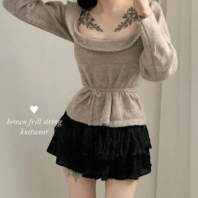 머핀 브라운 프릴 스트링 스퀘어넥 니트