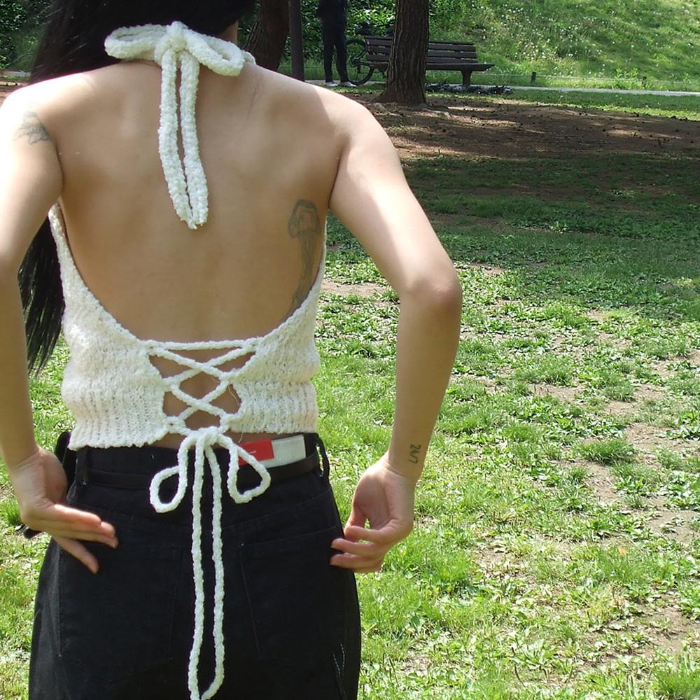 백리스 스트랩 홀터넥 슬리브리스 탑 여성 여름 부클 크롭 니트 나시 페미닌 바캉스룩