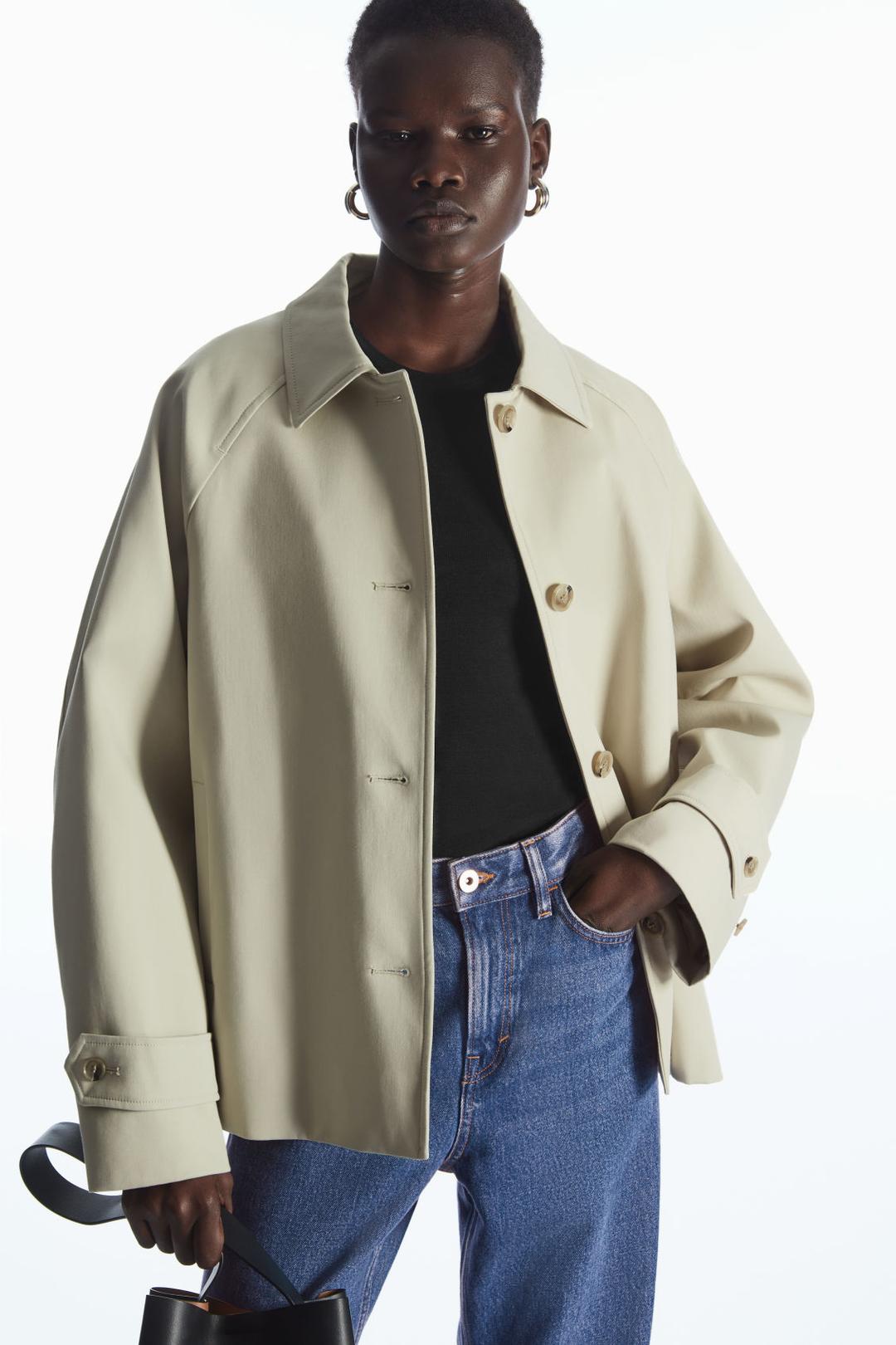 SCHLICHTER KURZER TRENCHCOAT