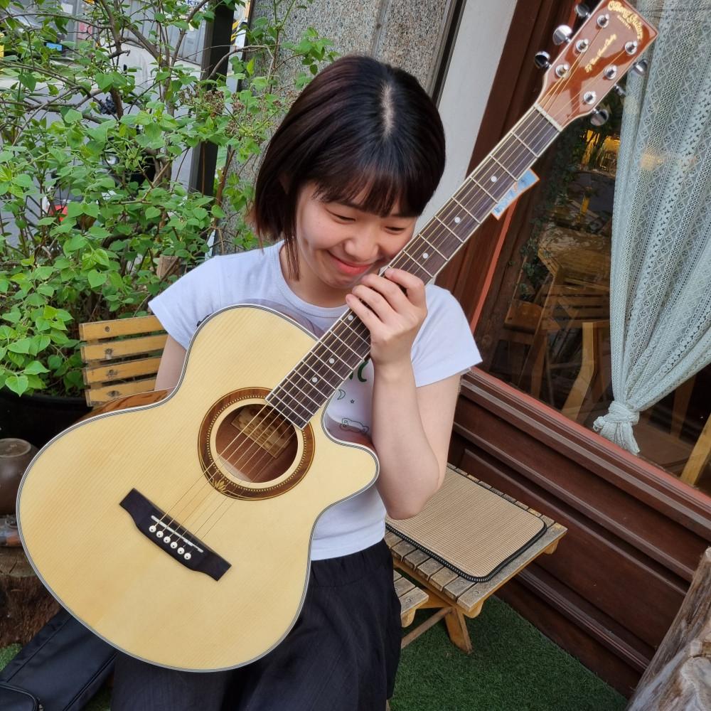 손 안아픈 특수 기타 입문용 통기타 키니 여성용 픽업