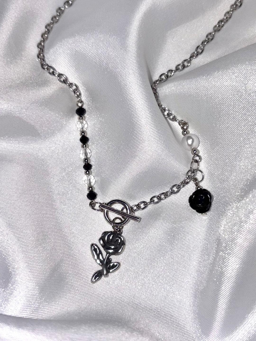 키츠히 (써지컬,핸드메이드)[Black Rose]블랙 로즈 진주 써지컬스틸 목걸이 나나st 스트릿 고딕 펑크 키치