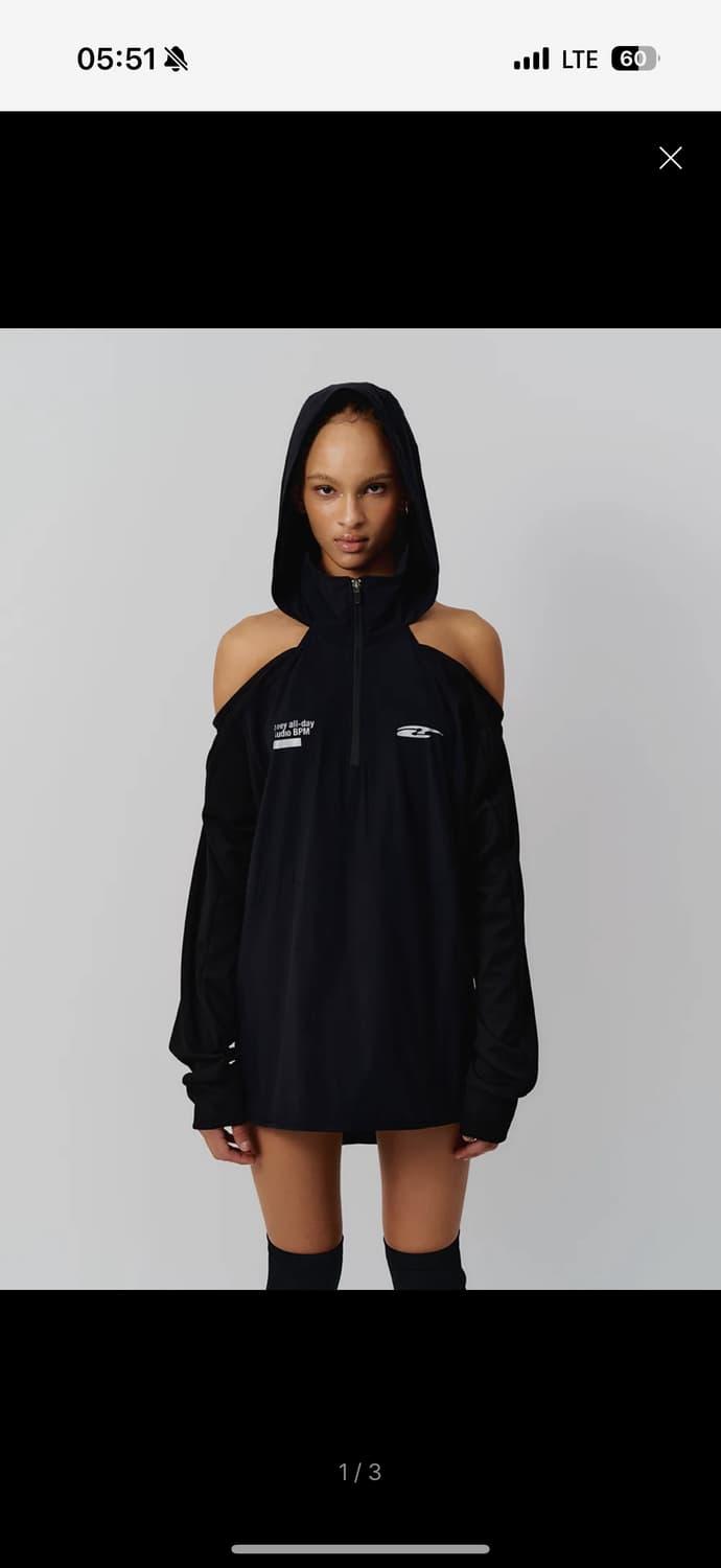SPORTY OPEN SHOULDER HOODED BLACK | 후루츠패밀리