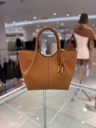 이런 상품 어때요? [헤지스ACC] ( HIBA6E351W1) 브라운 H참장식 소가죽 토트백