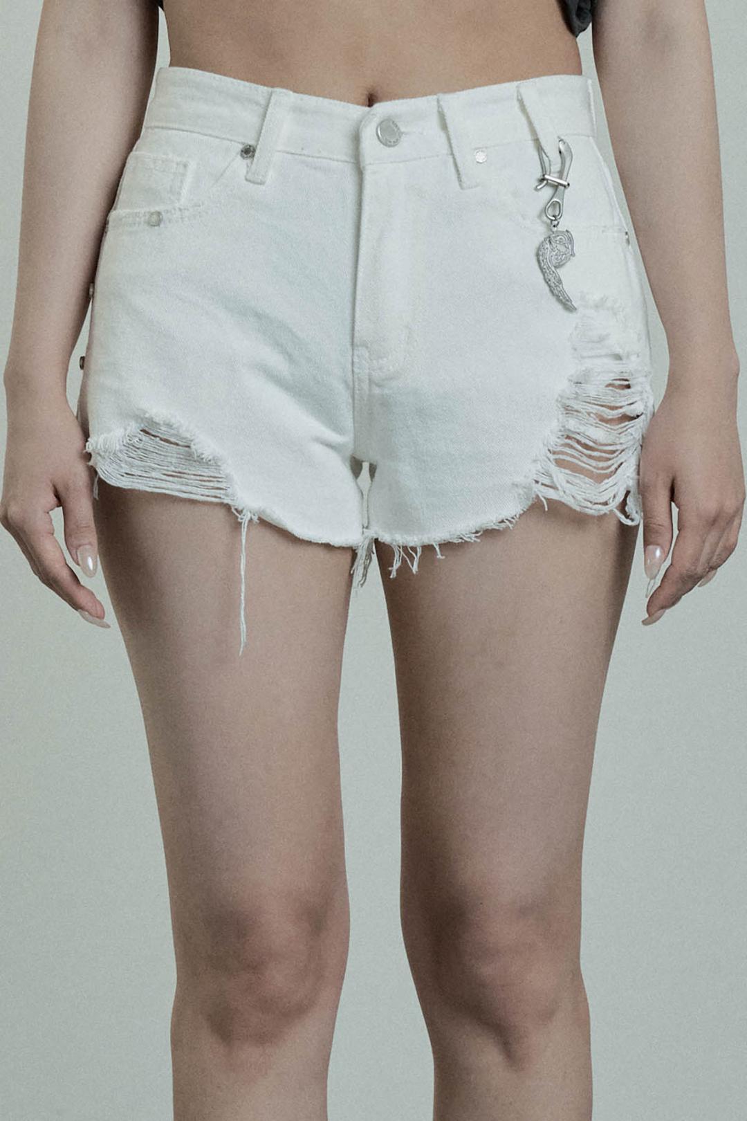 Rivet Damage Keyring Shorts Pants / WHITE