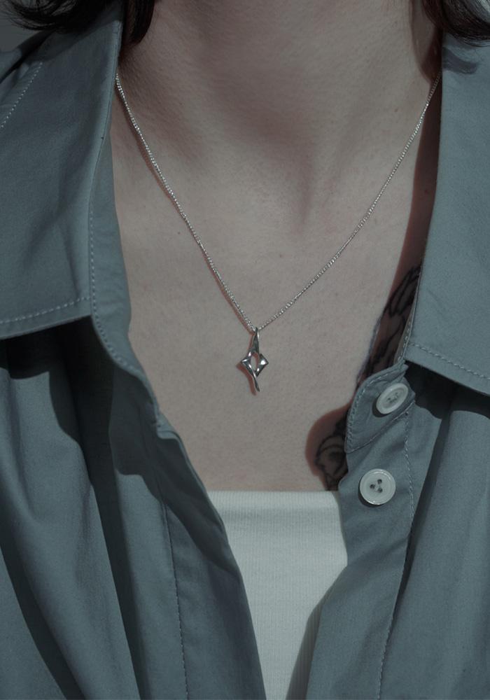 밤의 윤슬 2 Necklace