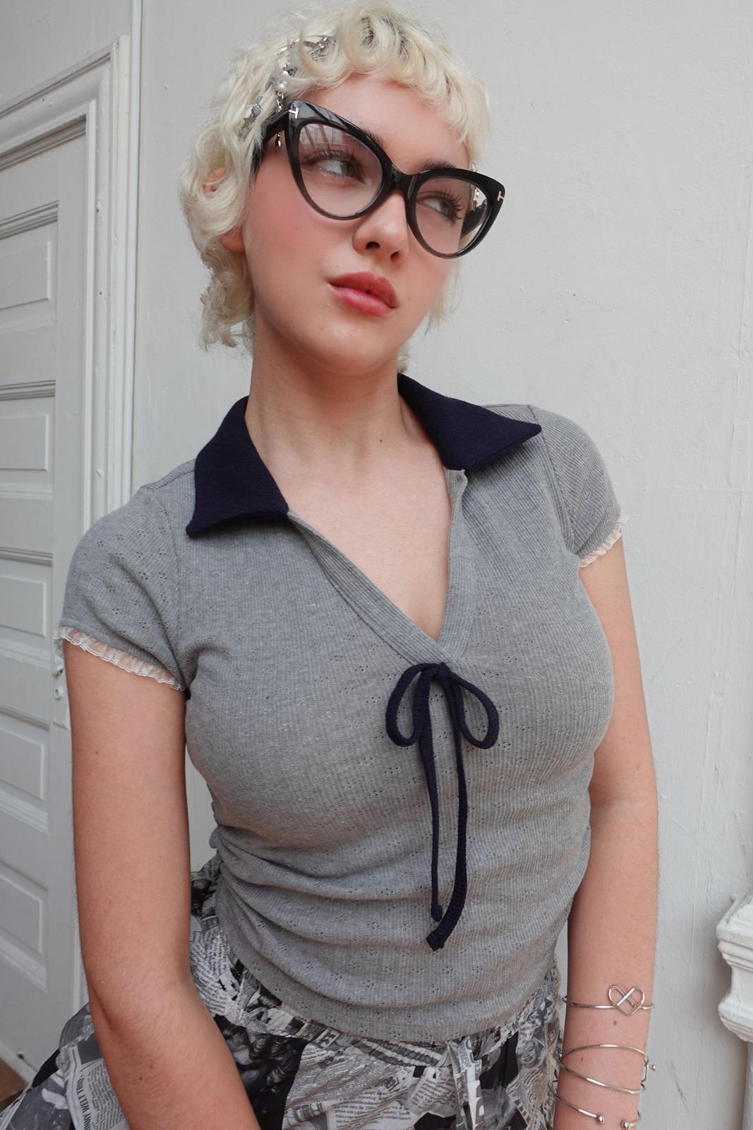 코튼.리사이클폴리) side ruched tshirt with ribbon collar-gray/navy